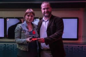 Isabel-Ramos-recibe-premio-de-Rafa-Bernardo